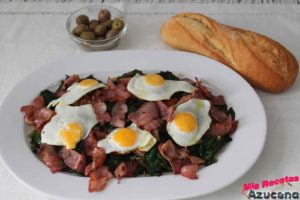Huevos con espinacas y bacon: una receta para amantes de los huevos fritos