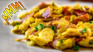 Huevos con jamón y aceitunas: ¡el desayuno perfecto!