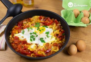 ¡Huevos con salsa de tomate! ¡Un desayuno delicioso y sencillo de preparar!