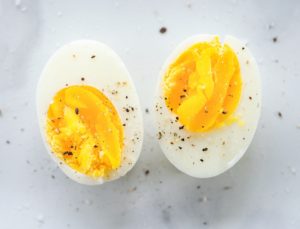 ¿Qué beneficios tiene el huevo cocido?